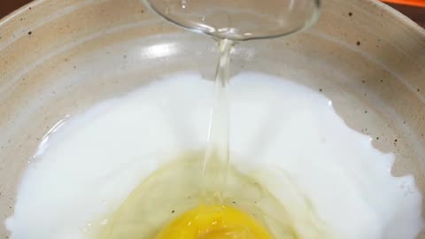 You only need two eggs and a bowl of glutinous rice flour to make fragrant Sweet,