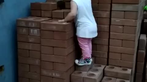 MARIA CECILIA ESCALANDO TIJOLINHO TODO CUIDADO E POUCO