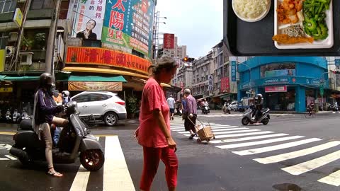 Watching the traffic at an intersection during lunch 🇹🇼 (2019-08)