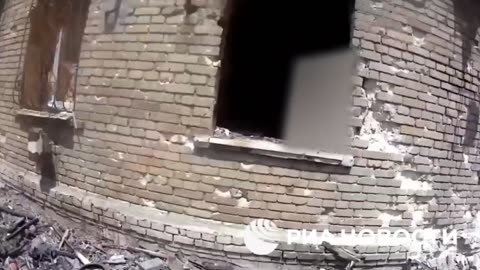 Footage of assault actions in Krasnogorovka. Clearing a multi-story building + prisoners.