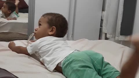 Meu filho acha que a cama e pula pula