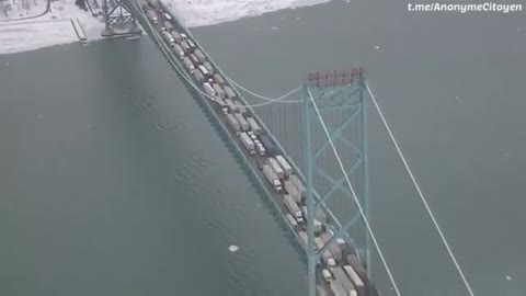 Des camionneurs bloquent l'Ambassador Bridge reliant le Canada et les États-Unis