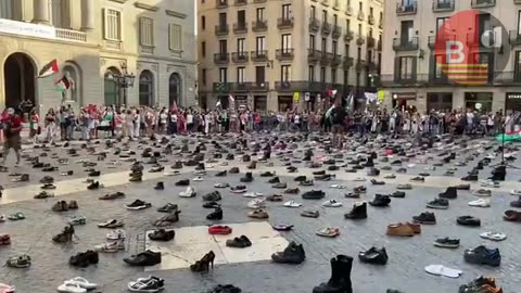 Llenan de zapatos la plaza Sant Jaume contra la complicidad con Israel