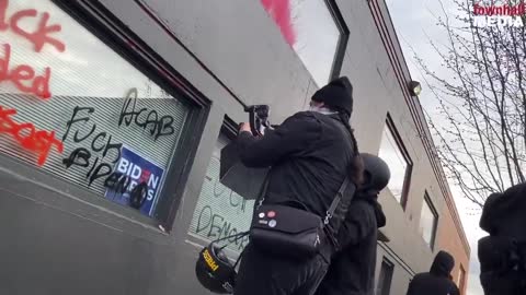 Portland - Antifa Attacks Democrat Headquarters