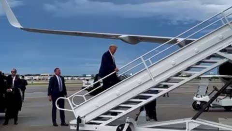 Trump Boards Trump Force One for UAW Event in Clinton Township, MI 09/27/2023