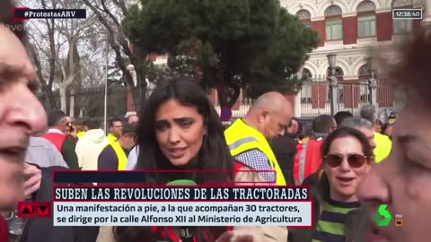 Tractoristas mandan a donde merece a reportera progre de La Secta