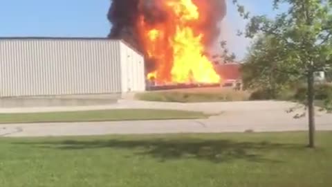 Massive_Fire_Engulfs_Propane_Tank_Plant_in_Marshfield_-_most dangers scence