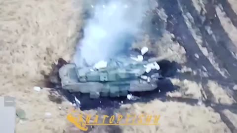 Russian kamikaze drone operators severely ruined the day of a Ukrainian Strv122 tank