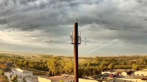 🇷🇺🇺🇦An FPV drone on fiber optics strikes