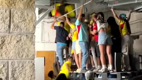 Fans are now sneaking into the Argentina vs Colombia game through VENTS at the Hard Rock stadium.