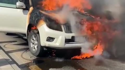 DASH CAM SHOWS A CAR ON FIRE