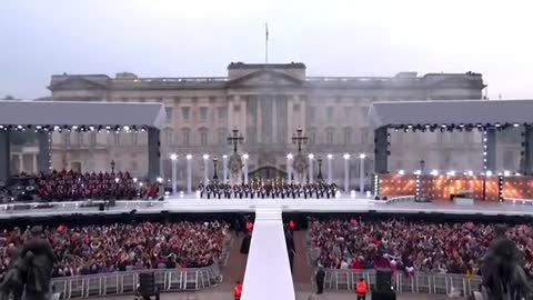 Queen Elizabeth hosts Paddington Bear at Buckingham Palace to kick off Jubilee Concert