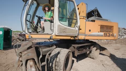 Lamborghini vs World's largest Sshredder