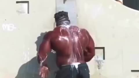 Shampoo prank on a bodybuilder 💪