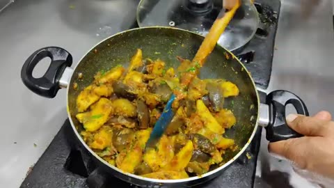 बैंगन आलू की सब्जी इस तरीके से बनेंगे उंगलियां चाट चाट खाएंगे | Aloo Baingan ki Sabji | Baingan Aloo