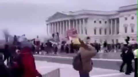 Capitol Police waving people into the Capitol on Jan 6.