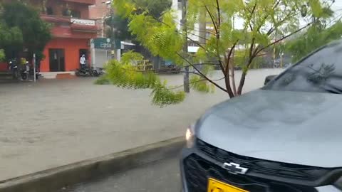 Vehículo atrapado en lluvia