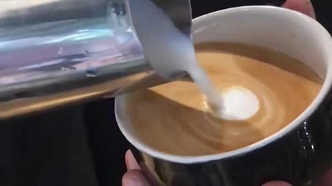 Puring coffe latte art