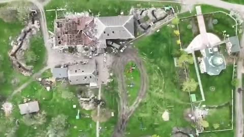 Vídeo mostra drone ucraniano lançando bomba sobre soldados russos | CENAS DA GUERRA