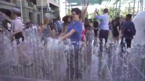 Bubble Boy Starts Fountain Dance in Public!