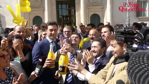 Vitalizi, spumante e palloncini gialli: la festa del M5s sotto Montecitorio