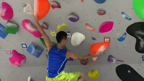 Teacher Wang Qinghua demonstrates the foot hook movement