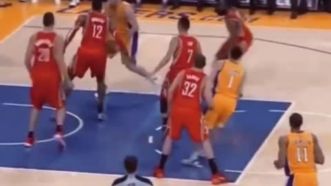 Dwight Howard’s snatch block 🔥