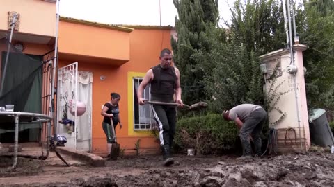 Residents dig out from mud after floods in Mexico