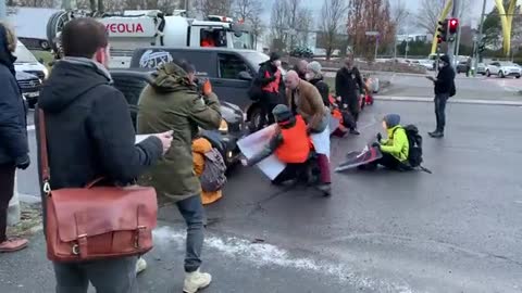 German Climate leftradical Activists removed from blocking streets