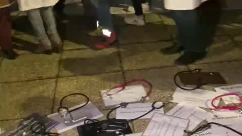 Doctors protest by laying out their tablets and stethoscopes in France