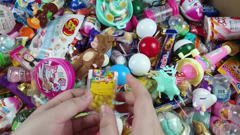 Satisfying video, some lots of candy, chocolate