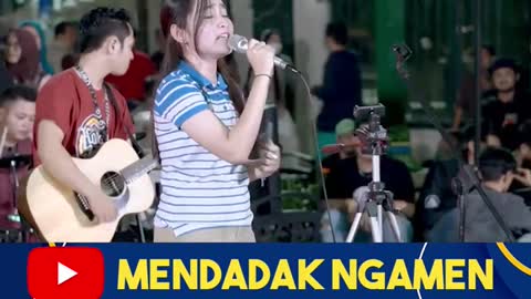 PENONTON CANTIK BAWAKAN LAGU KISAH SEMPURNA DARI MAHALINI