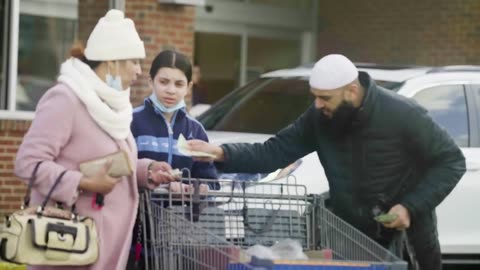 Muslim Asking Strangers For Food, Then Paying Their ENTIRE GROCERIES!