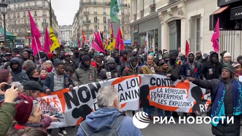 Hundreds of migrants protest in Paris