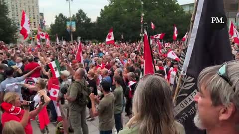 James Topp leads crowd at the National War Memorial in singing O Canada