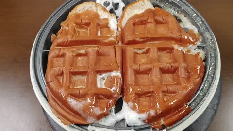 Press cream bread and marshmallow with waffle machine.