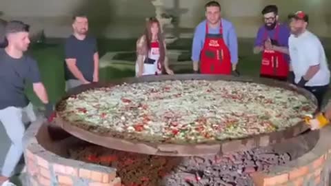 The largest pizza built in the amateur yard