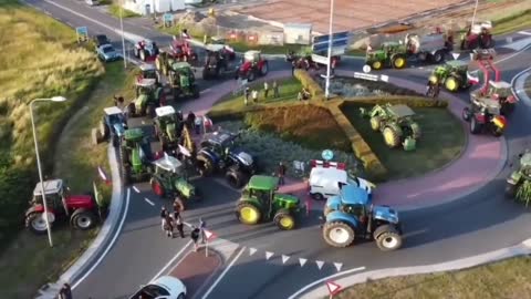 German farmers joined Dutch farmers on the border to block the Heerenberg roundabout.