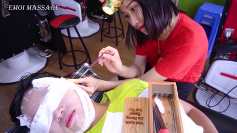 Do you want to be 10 years younger? Get a Vietnamese barber shop massage service