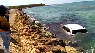 Carro se va a el mar en Playetas