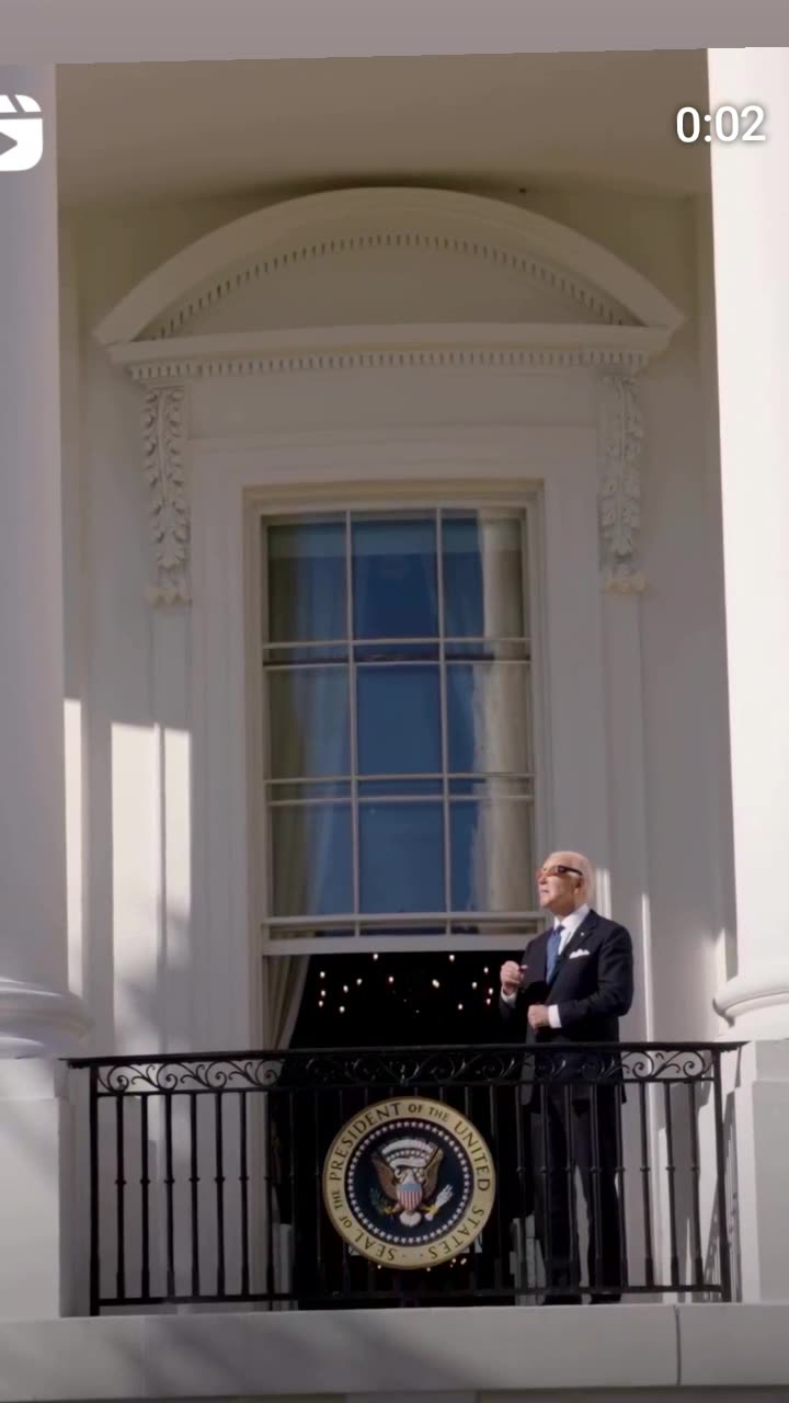 An eclipse is woth marvelling at white house(Washington)