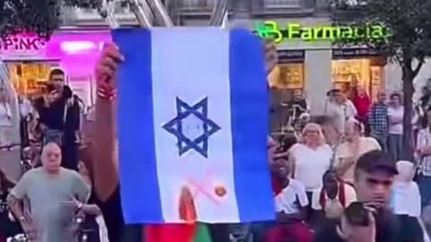 RadioGenoa | Madrid - pro-Hamas Muslims burn symbol Israel shouting "Allah Akbar"