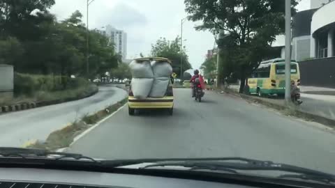 Video: Taxista 'lleva del bulto' por la autopista Bucaramanga - Floridablanca