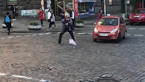 "Shaolin monk" just in the middle of the carriageway