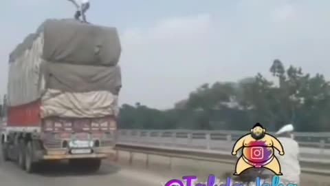 Thief stealing cargo from truck at high speed - Incredible