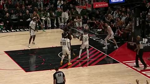 NBA - SCOOT HENDERSON WITH THE REVERSE FLUSH 😲 Trail Blazers-Bucks