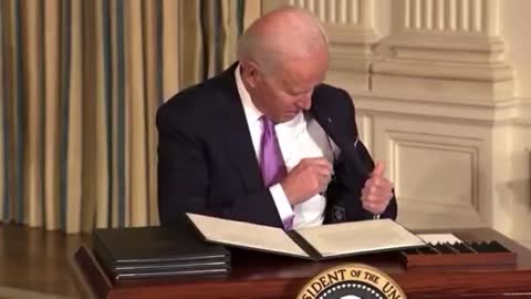 Biden Can't Put A Pen In His Pocket