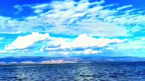 Blue sky, white clouds, mountains and waters