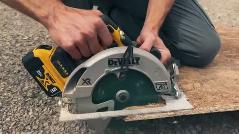 Review ⚡ Revolutionizing Cuts: Explore the DeWalt Cordless Circular Saw 18V/20V - 184mm of Precision! 🔄🪚