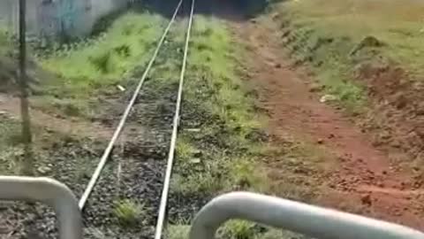 O perigo de atravessar o trilho do trem